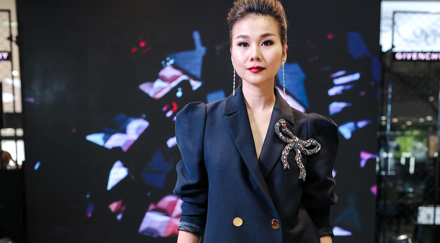 Thanh Hang dien mot vest 'giau quan