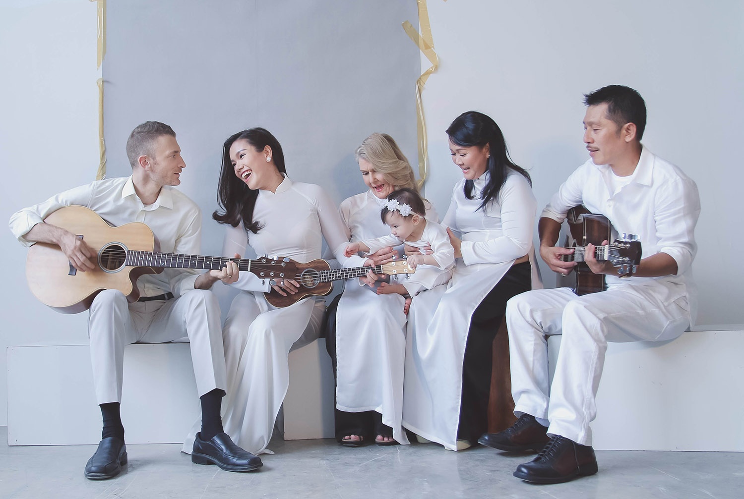 Vo chong Phuong Vy hat tang me ngay 8/3 anh 1