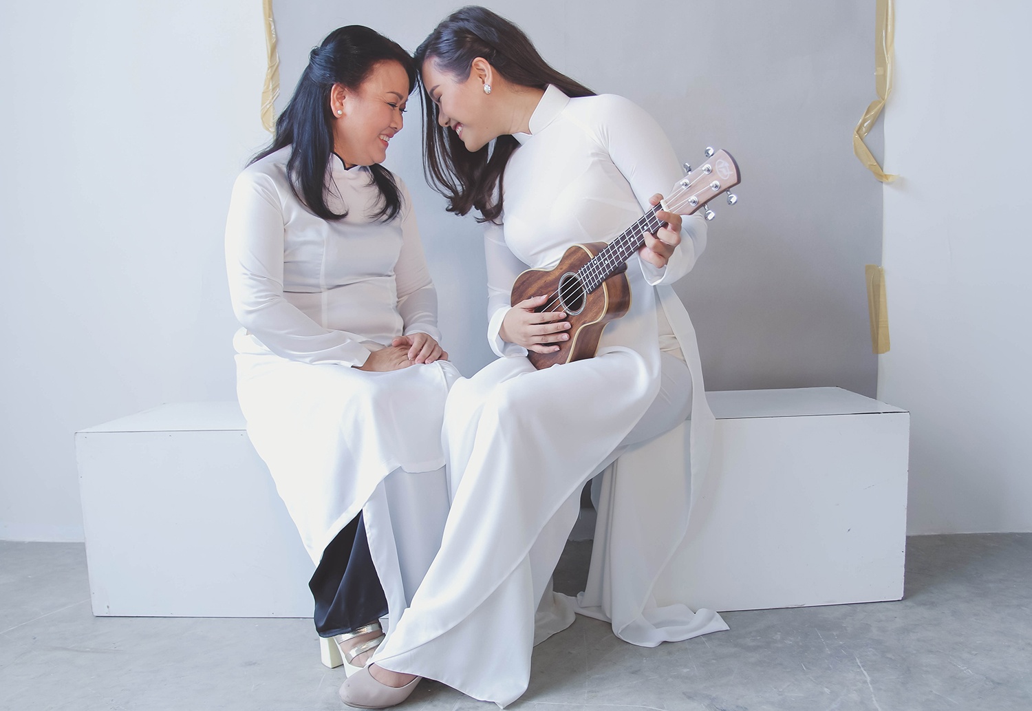 Vo chong Phuong Vy hat tang me ngay 8/3 anh 2