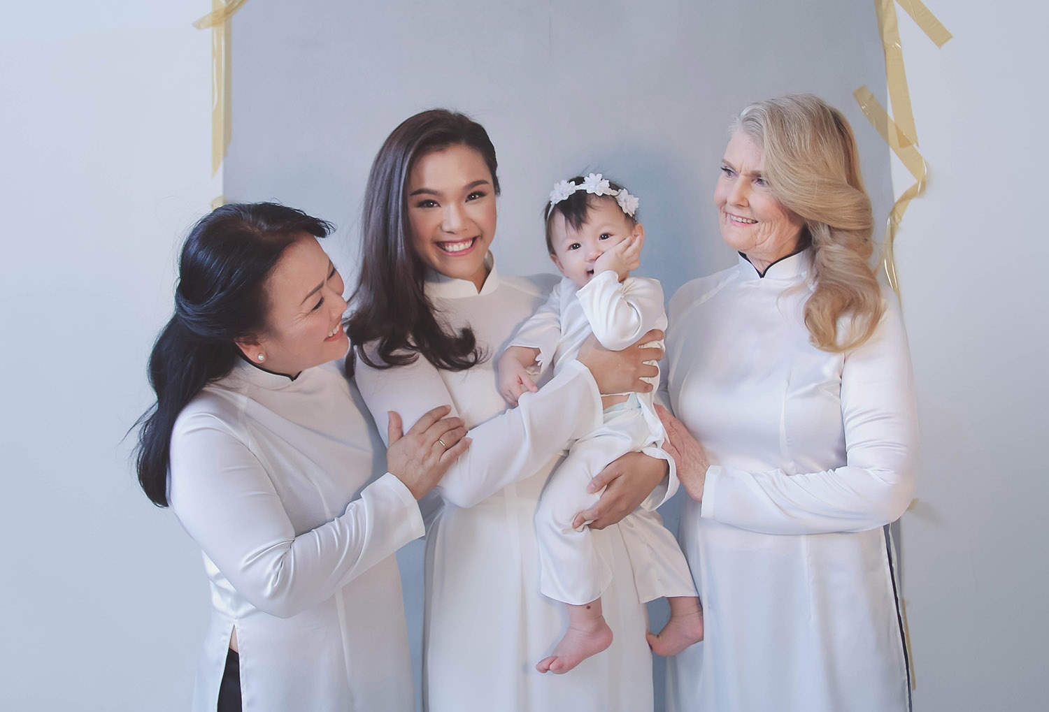 Vo chong Phuong Vy hat tang me ngay 8/3 anh 3