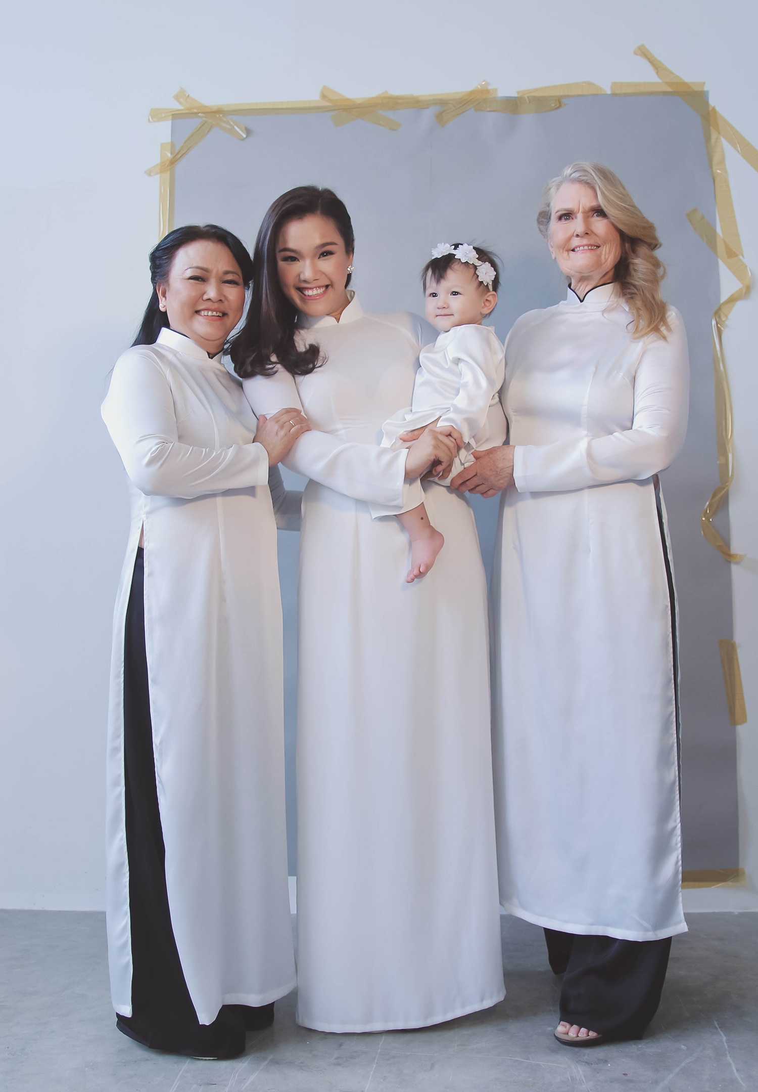 Vo chong Phuong Vy hat tang me ngay 8/3 anh 4