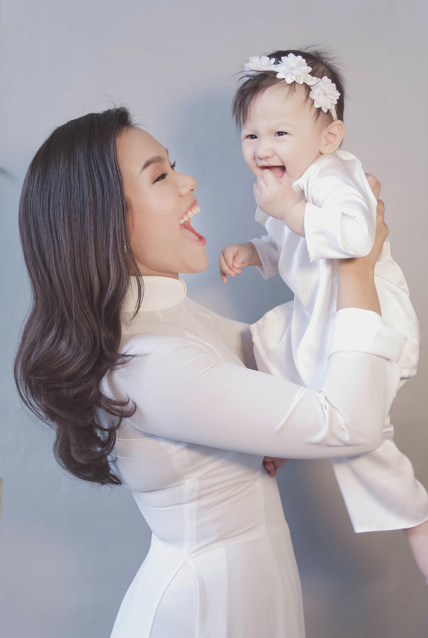 Vo chong Phuong Vy hat tang me ngay 8/3 anh 6