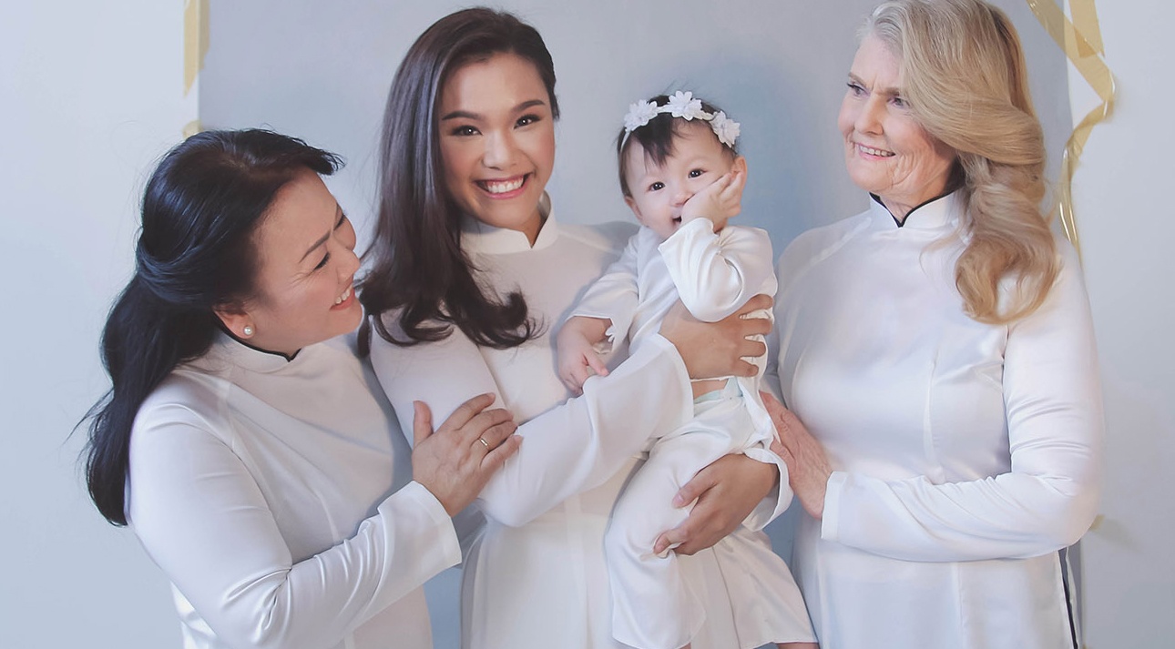 Vo chong Phuong Vy tung clip hat tang me nhan ngay 8/3 hinh anh