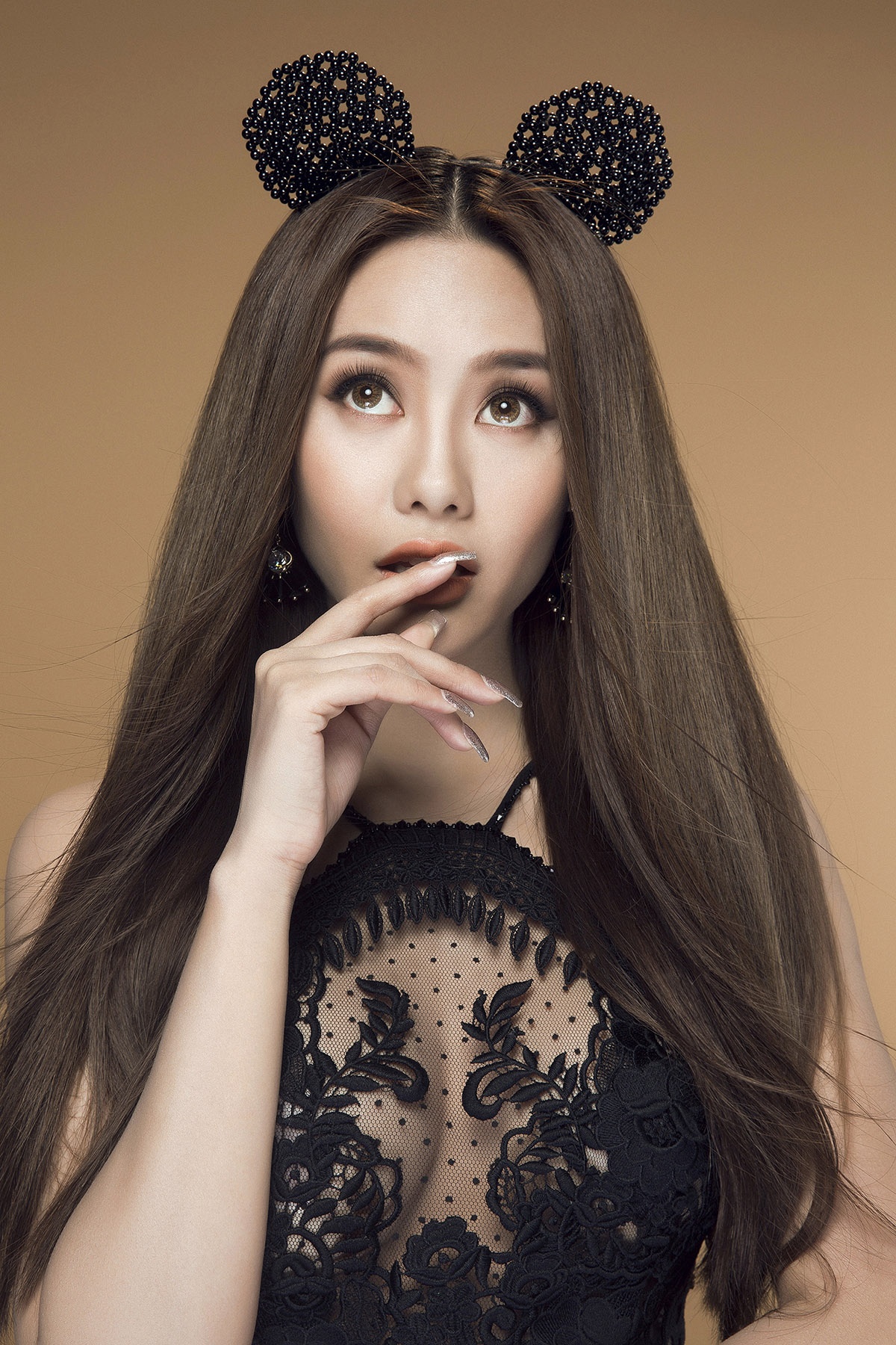 Linh Chi dien dam om goi cam anh 2