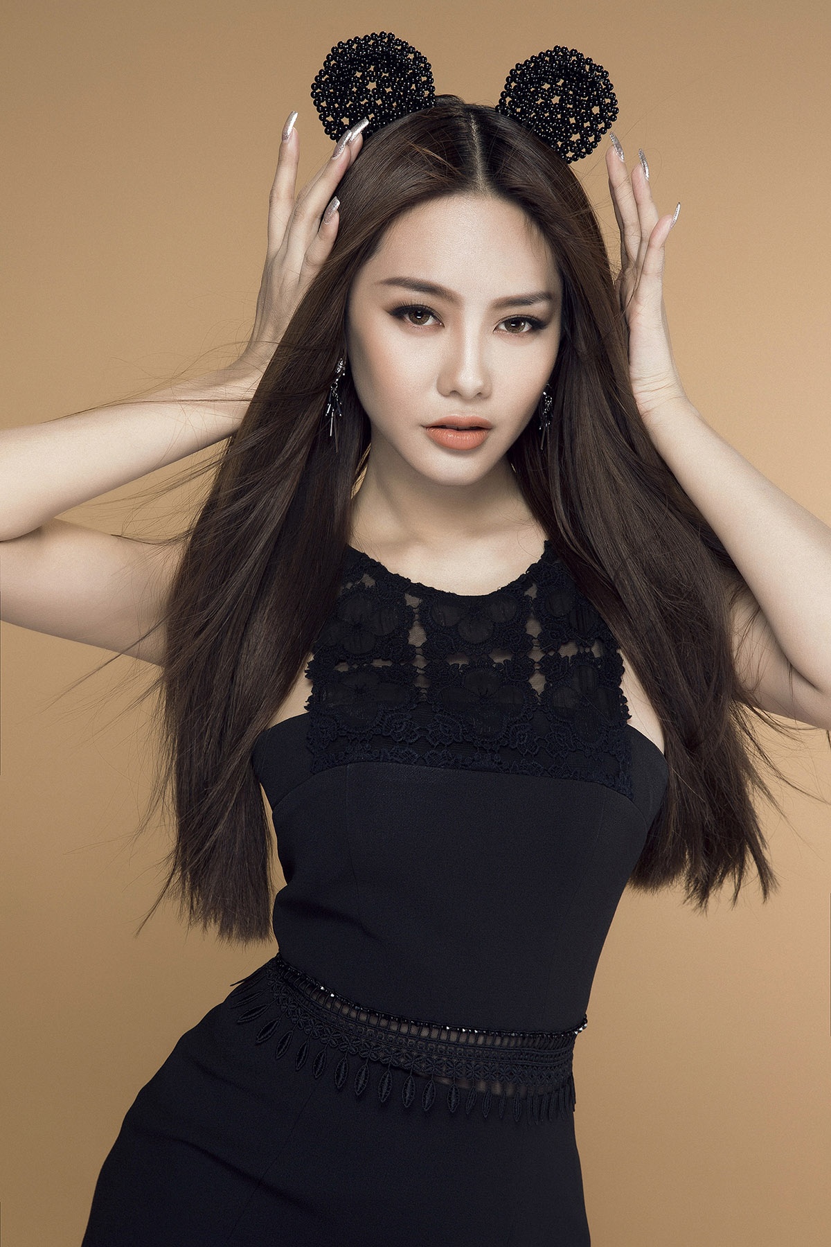 Linh Chi dien dam om goi cam anh 6