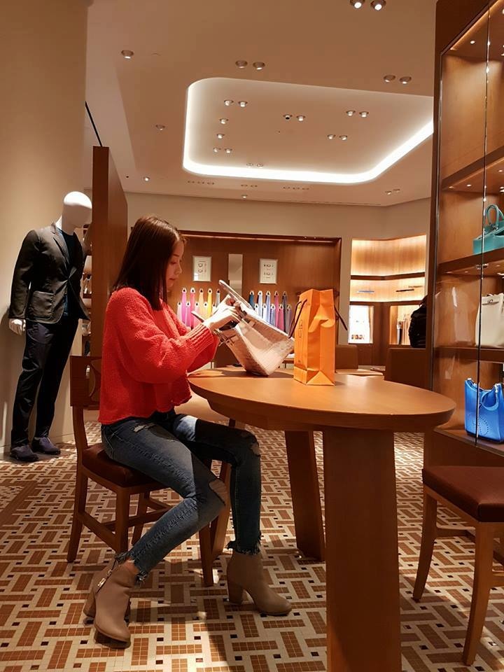 Ngọc Trinh dùng túi fake ảnh 2 Ngoc Trinh dung tui fake anh 2