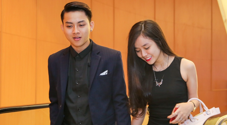 Hoai Lam tay trong tay ban gai du tiec cuoi Mai Quoc Viet hinh anh