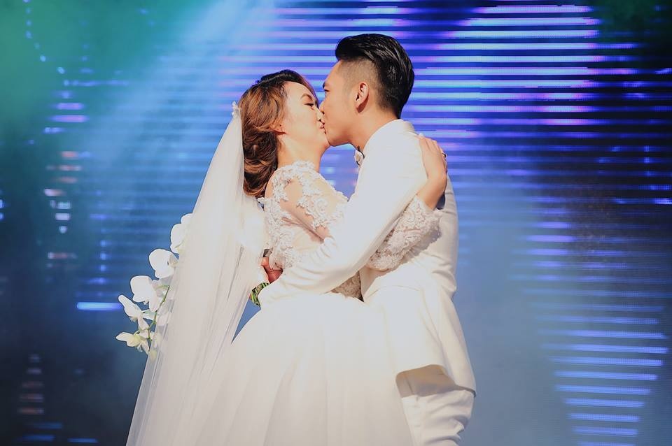 Mai Quoc Viet hon say dam co dau Viet kieu trong le cuoi hinh anh