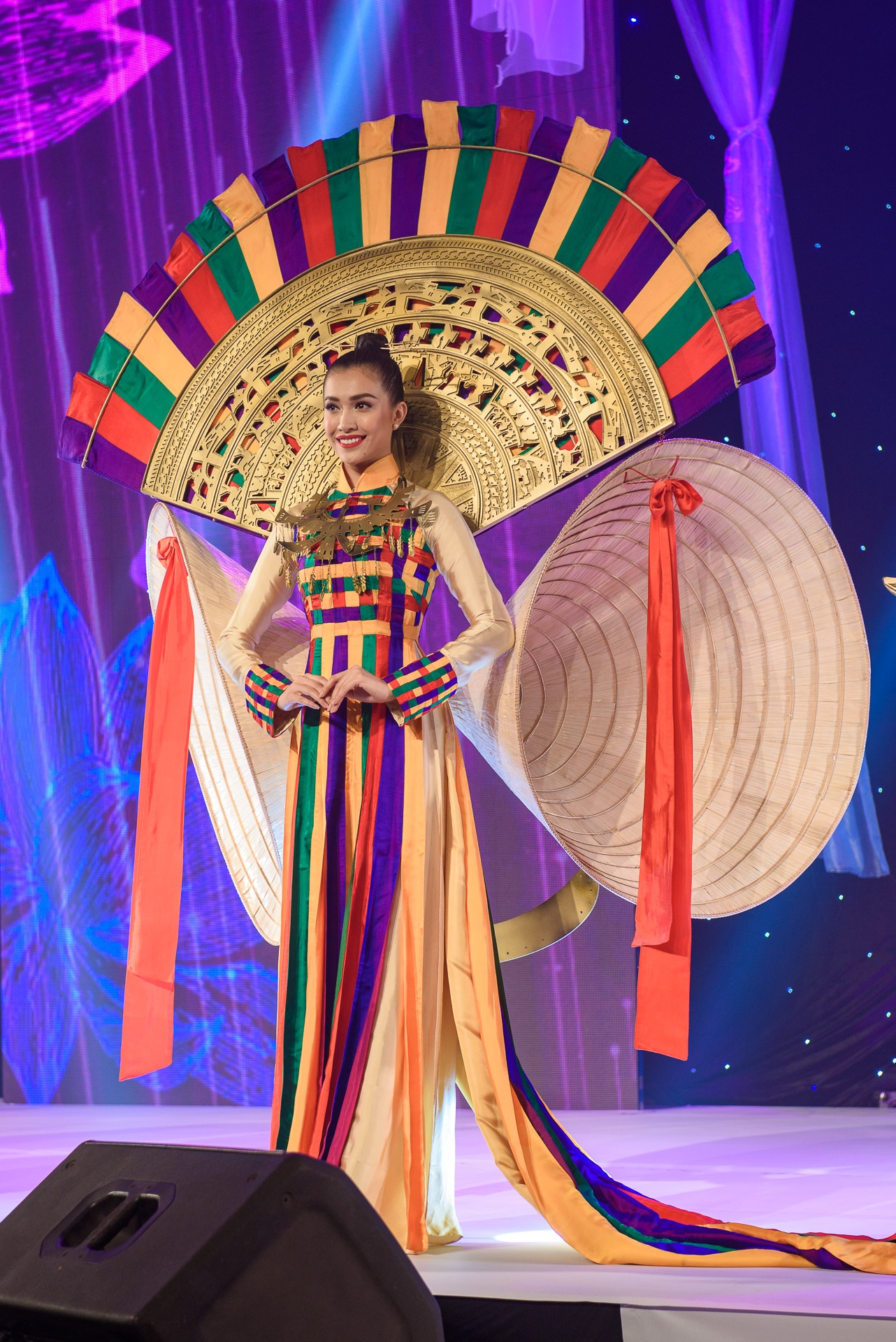 Le Hang trinh dien o Le hoi Ao dai anh 1