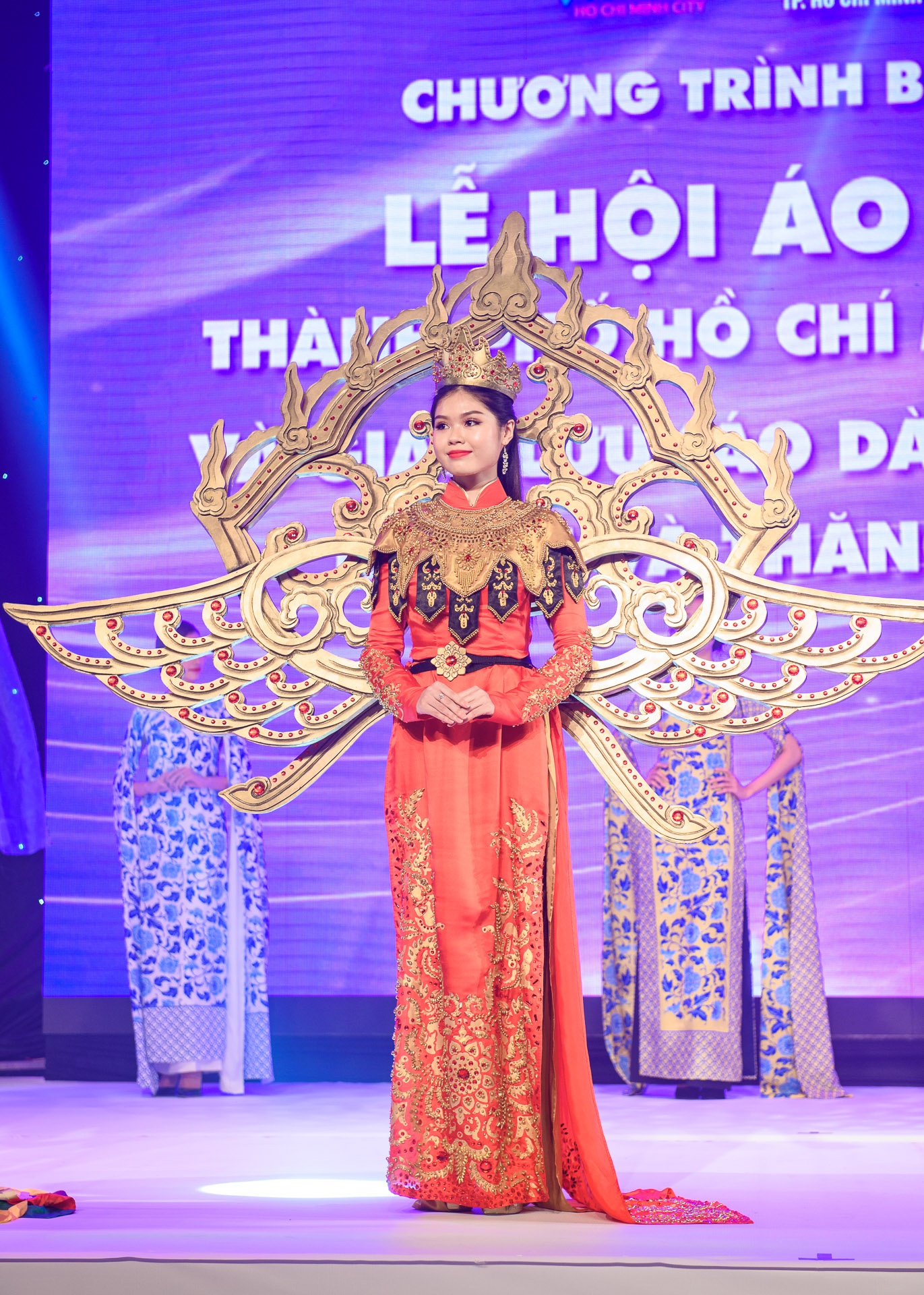 Le Hang trinh dien o Le hoi Ao dai anh 2