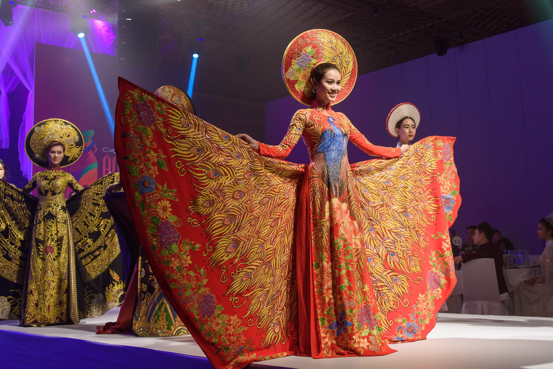 Le Hang trinh dien o Le hoi Ao dai anh 3