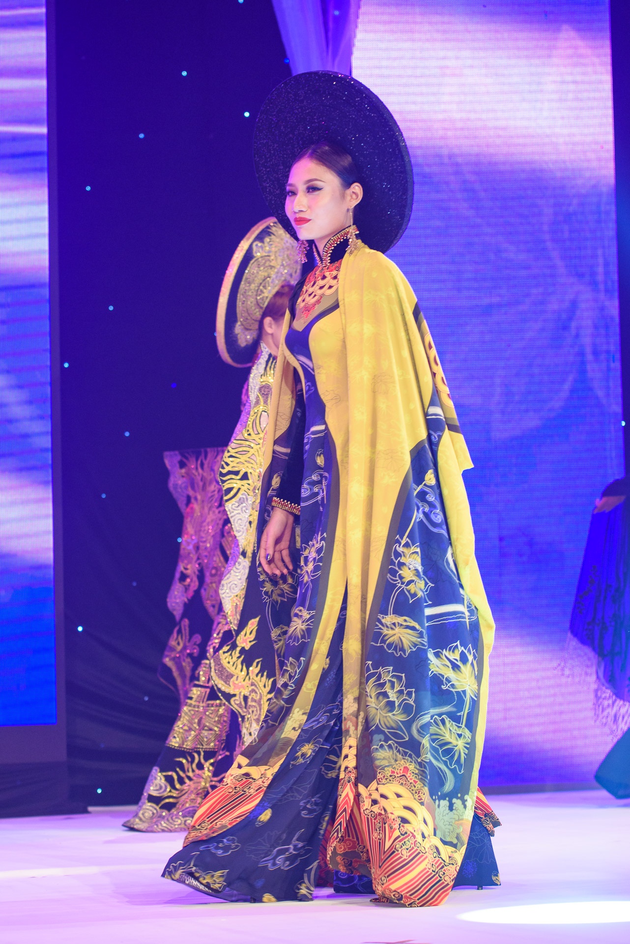 Le Hang trinh dien o Le hoi Ao dai anh 4