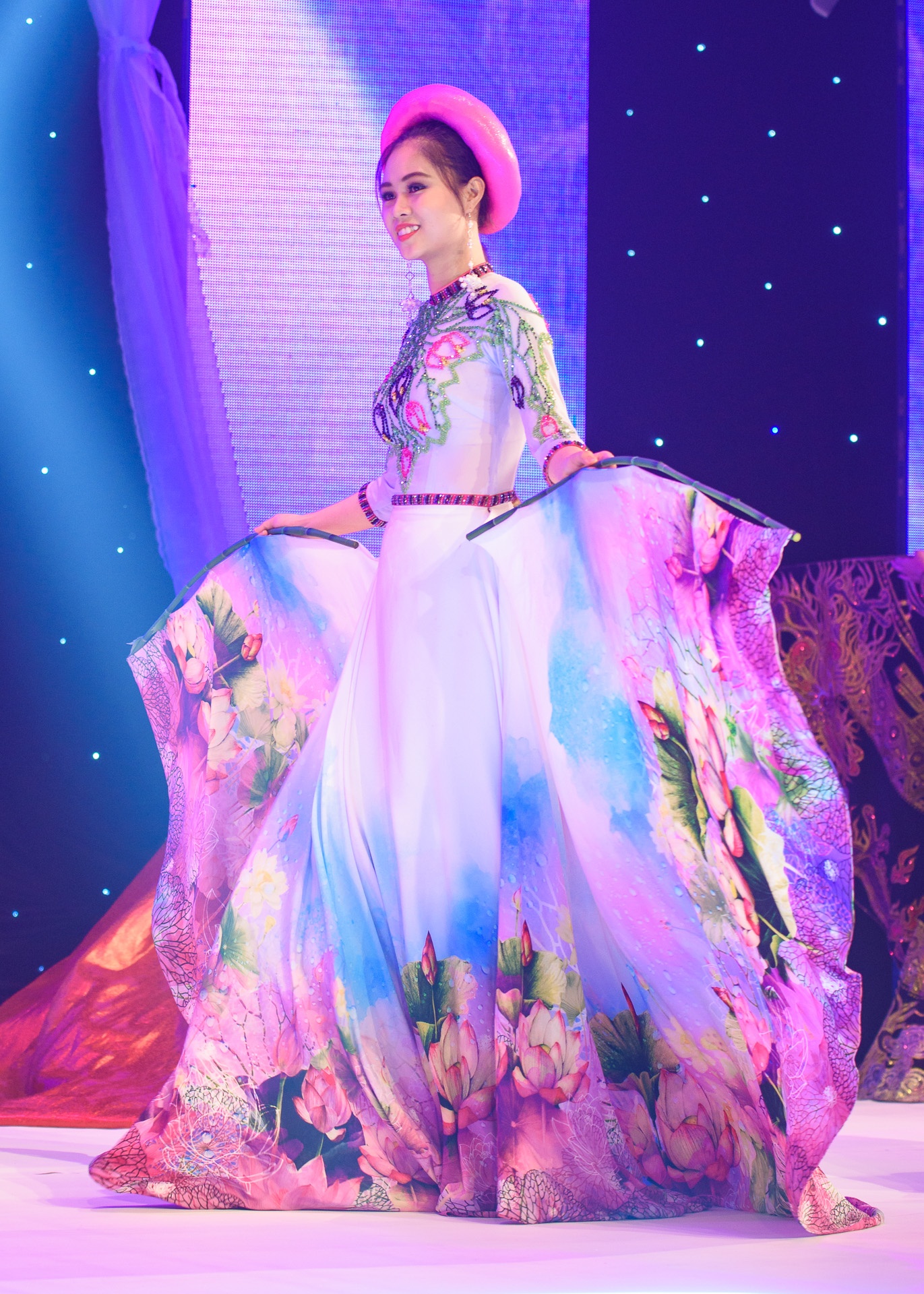 Le Hang trinh dien o Le hoi Ao dai anh 5