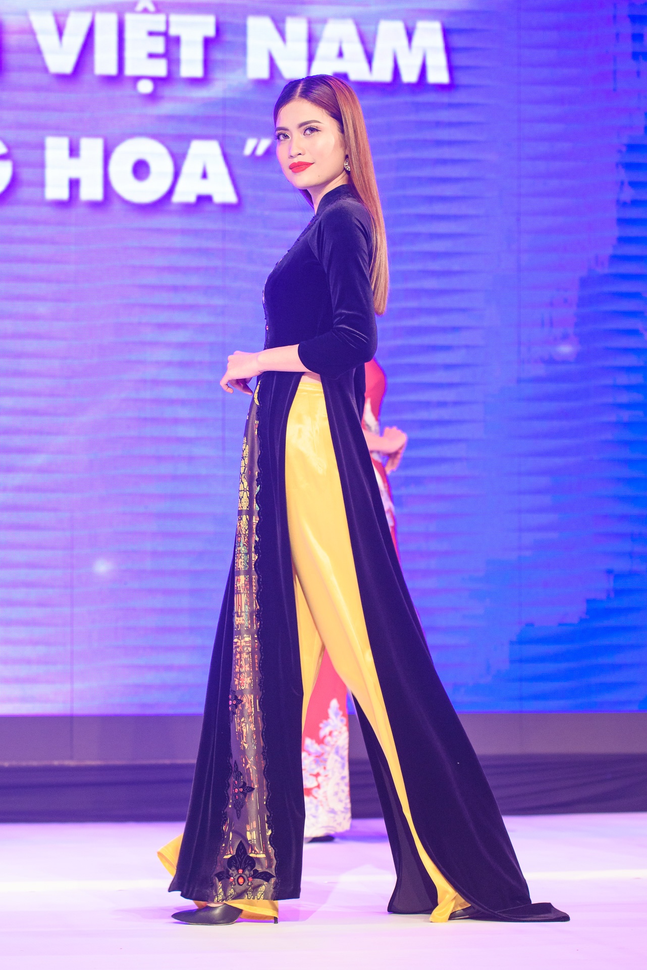 Le Hang trinh dien o Le hoi Ao dai anh 6