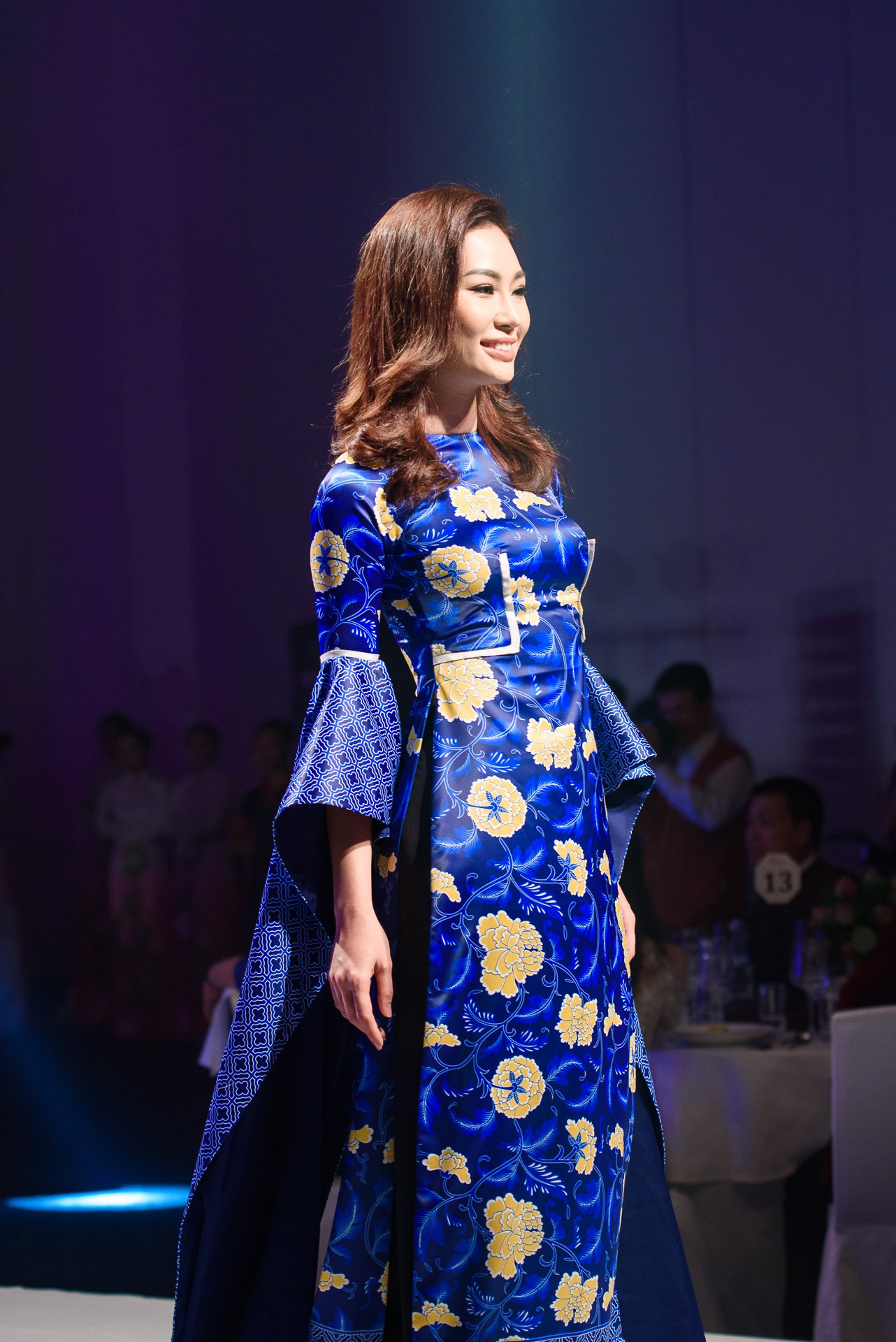 Le Hang trinh dien o Le hoi Ao dai anh 7