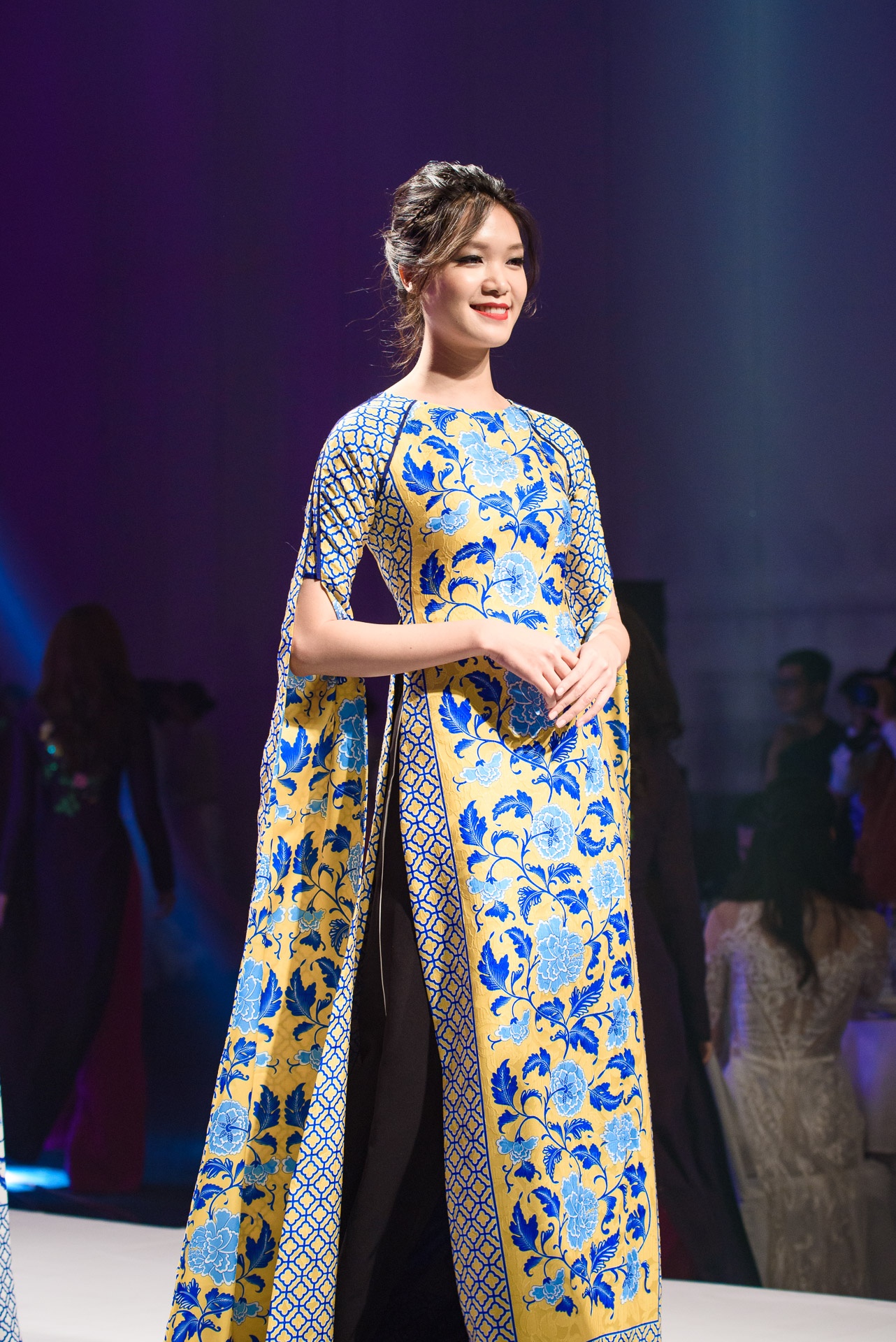 Le Hang trinh dien o Le hoi Ao dai anh 8