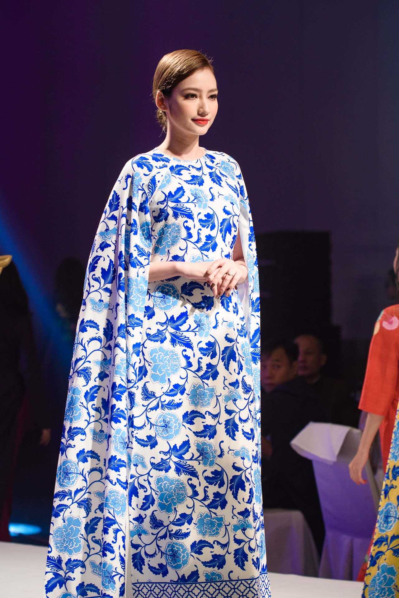 Le Hang trinh dien o Le hoi Ao dai anh 9