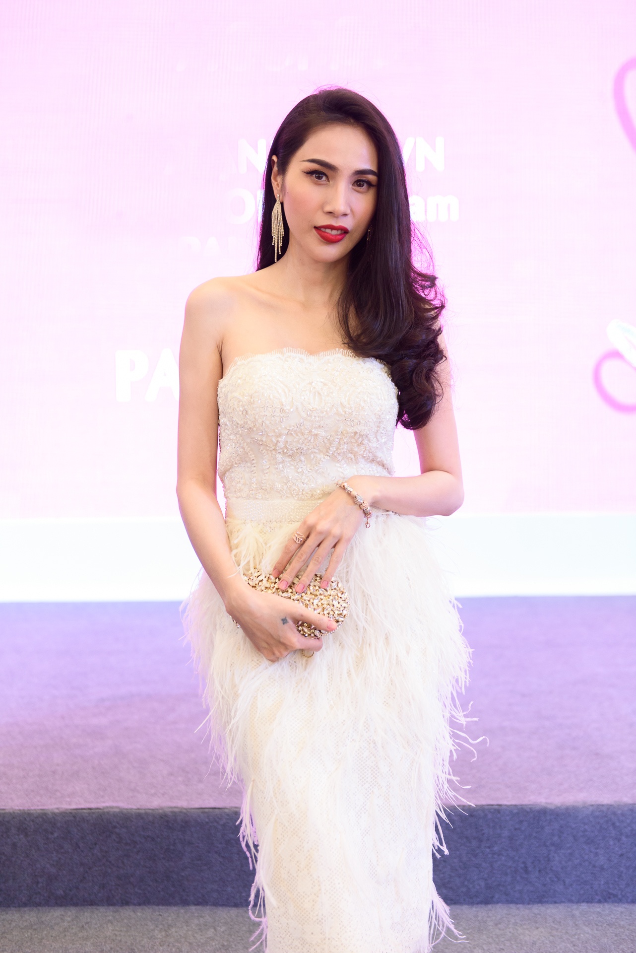 Thuy Tien dien dam quay goi cam anh 1