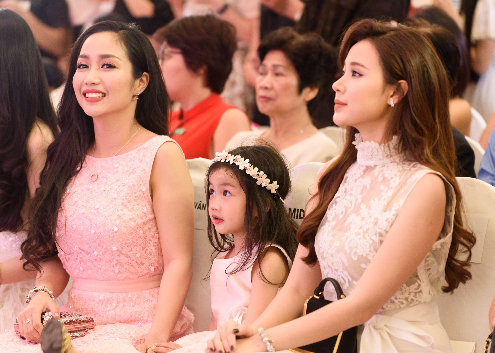 Thuy Tien dien dam quay goi cam anh 6