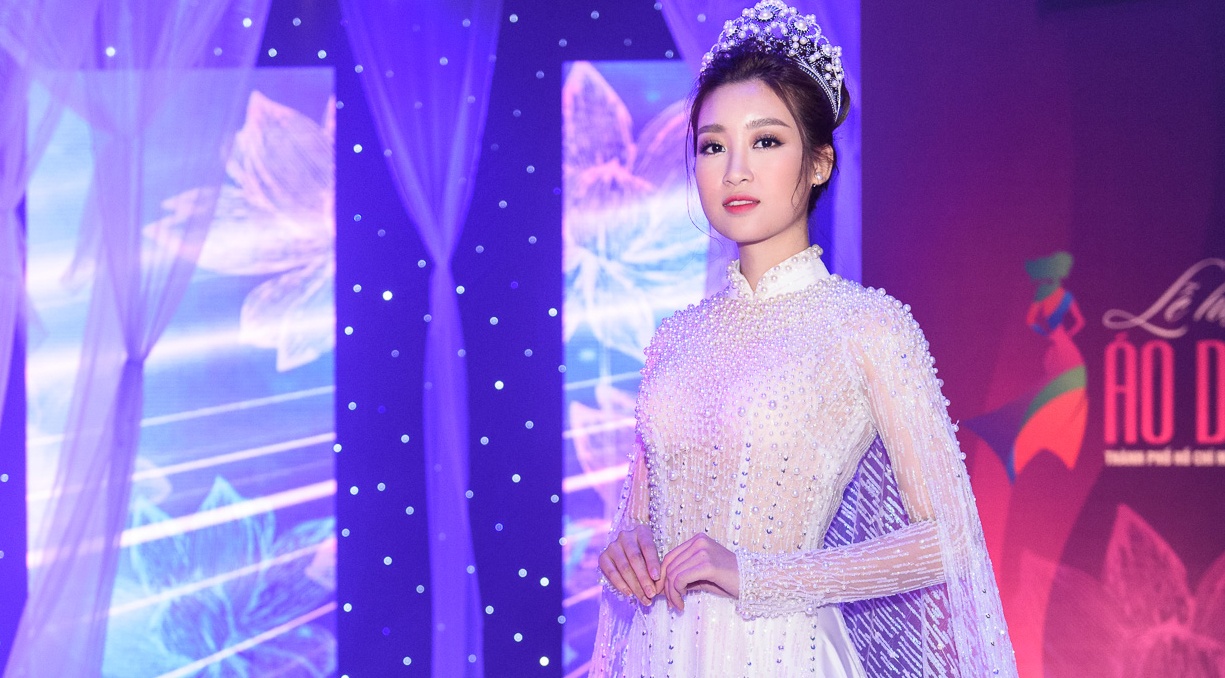 Hoa hau Do My Linh mac cau ky du be mac Le hoi Ao dai hinh anh