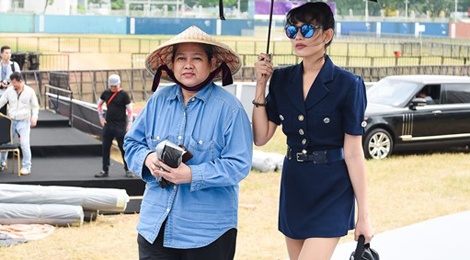 'Me nang vay, xach hanh ly cho con la binh thuong' hinh anh