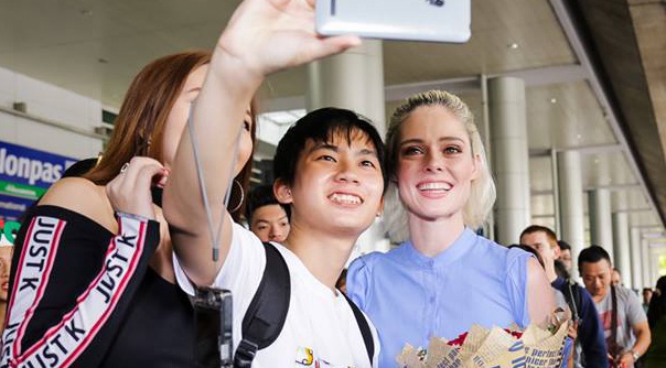 Sieu mau the gioi Coco Rocha tuoi tan o san bay Tan Son Nhat hinh anh