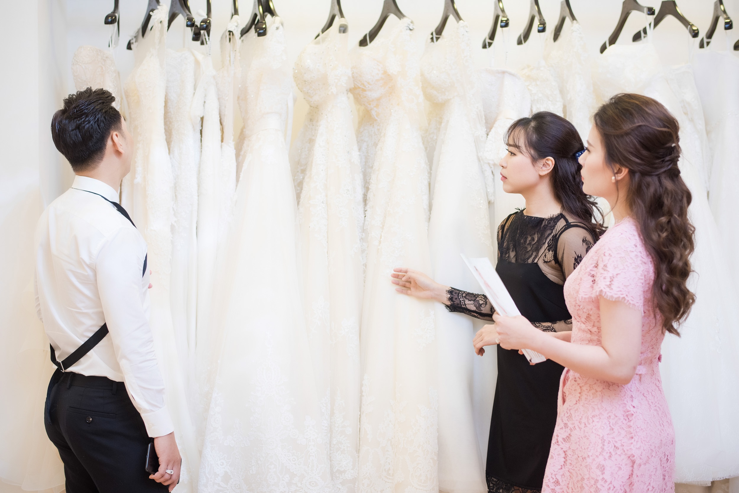 MC Thanh Trung va vo di thu vay cuoi anh 2