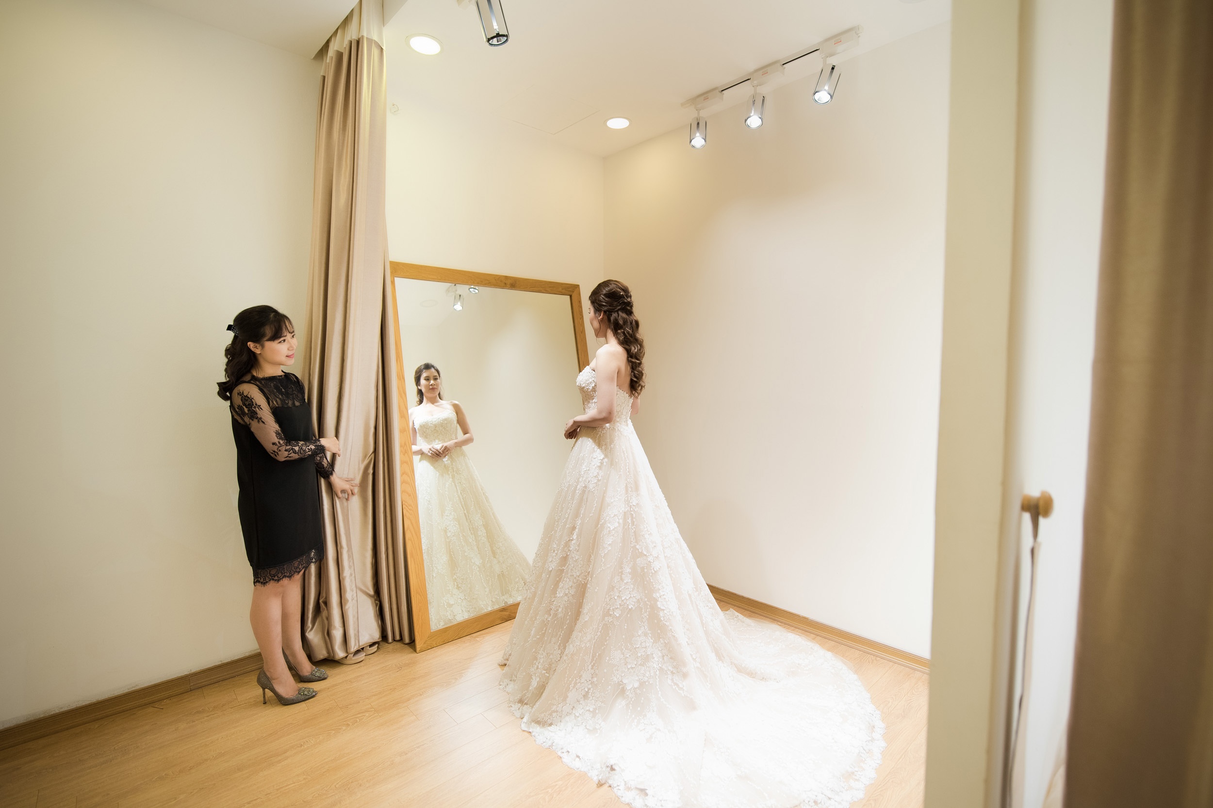 MC Thanh Trung va vo di thu vay cuoi anh 4