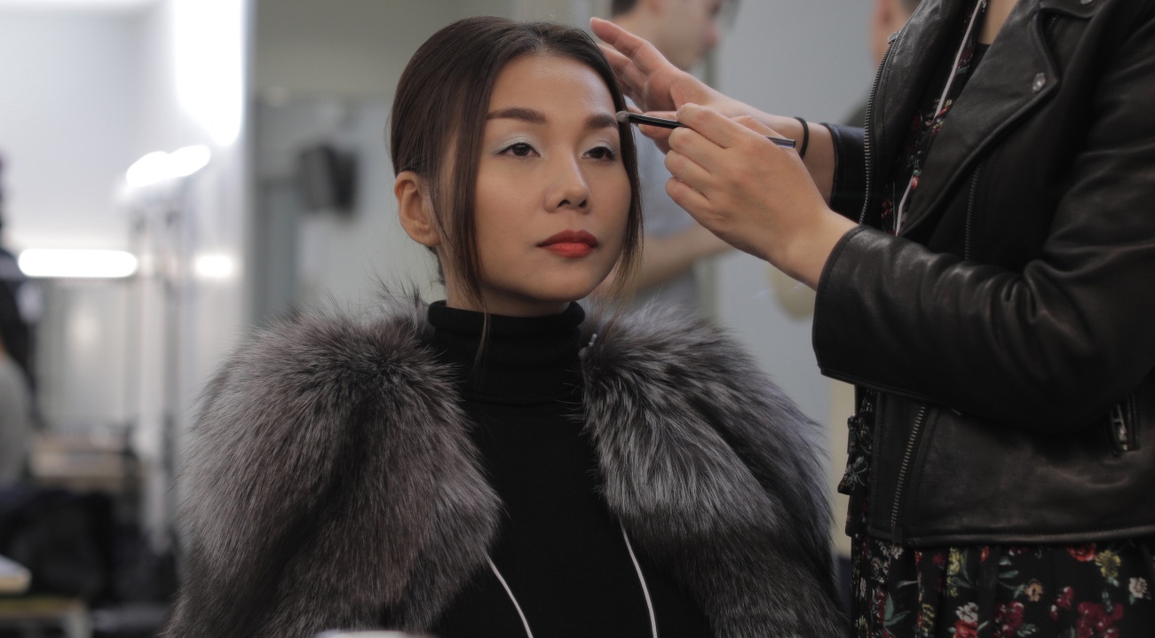 Thanh Hang trang diem o hau truong Tuan le Thoi trang Tokyo hinh anh