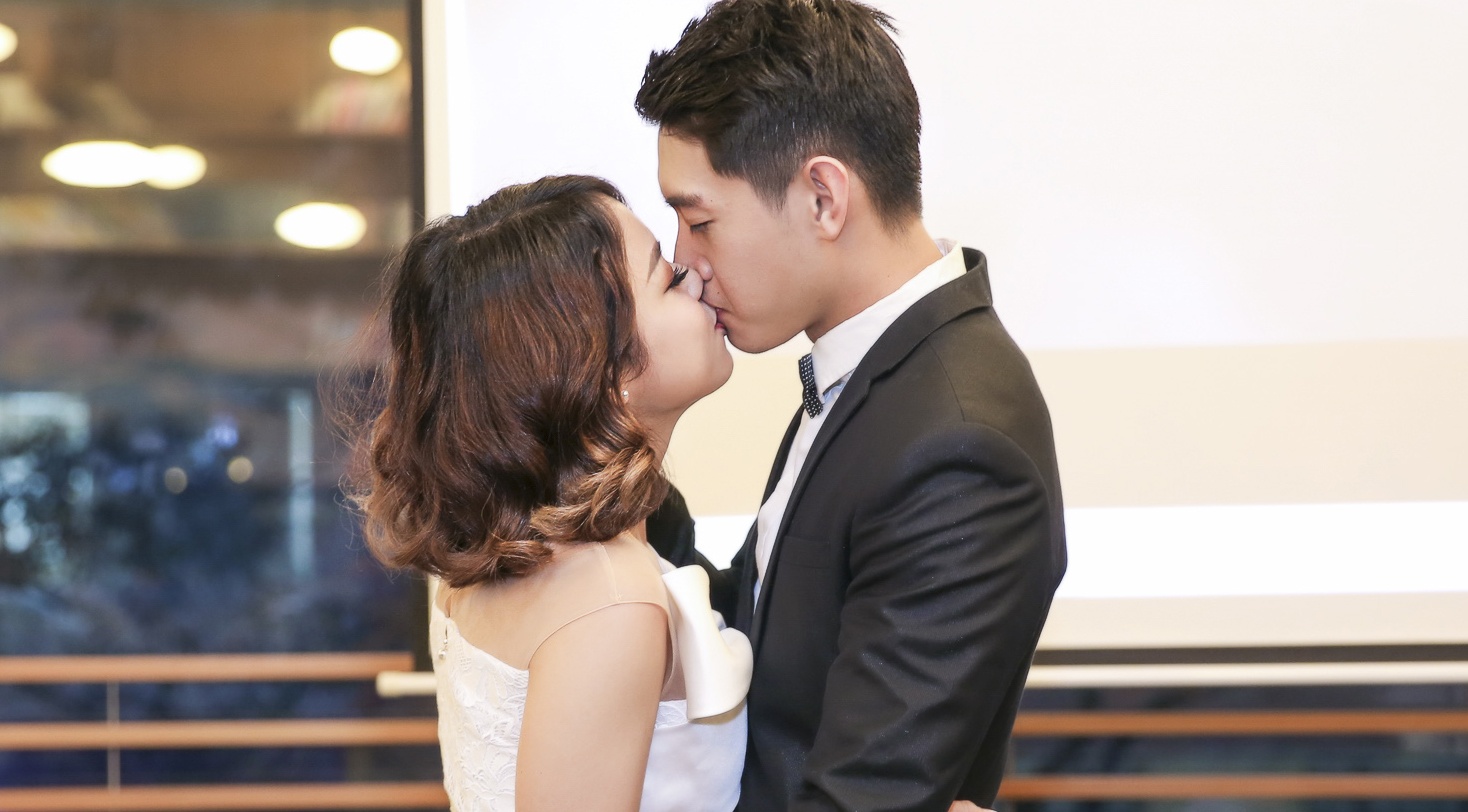 Thai Trinh va Quang Dang hon nhau o hop bao hinh anh