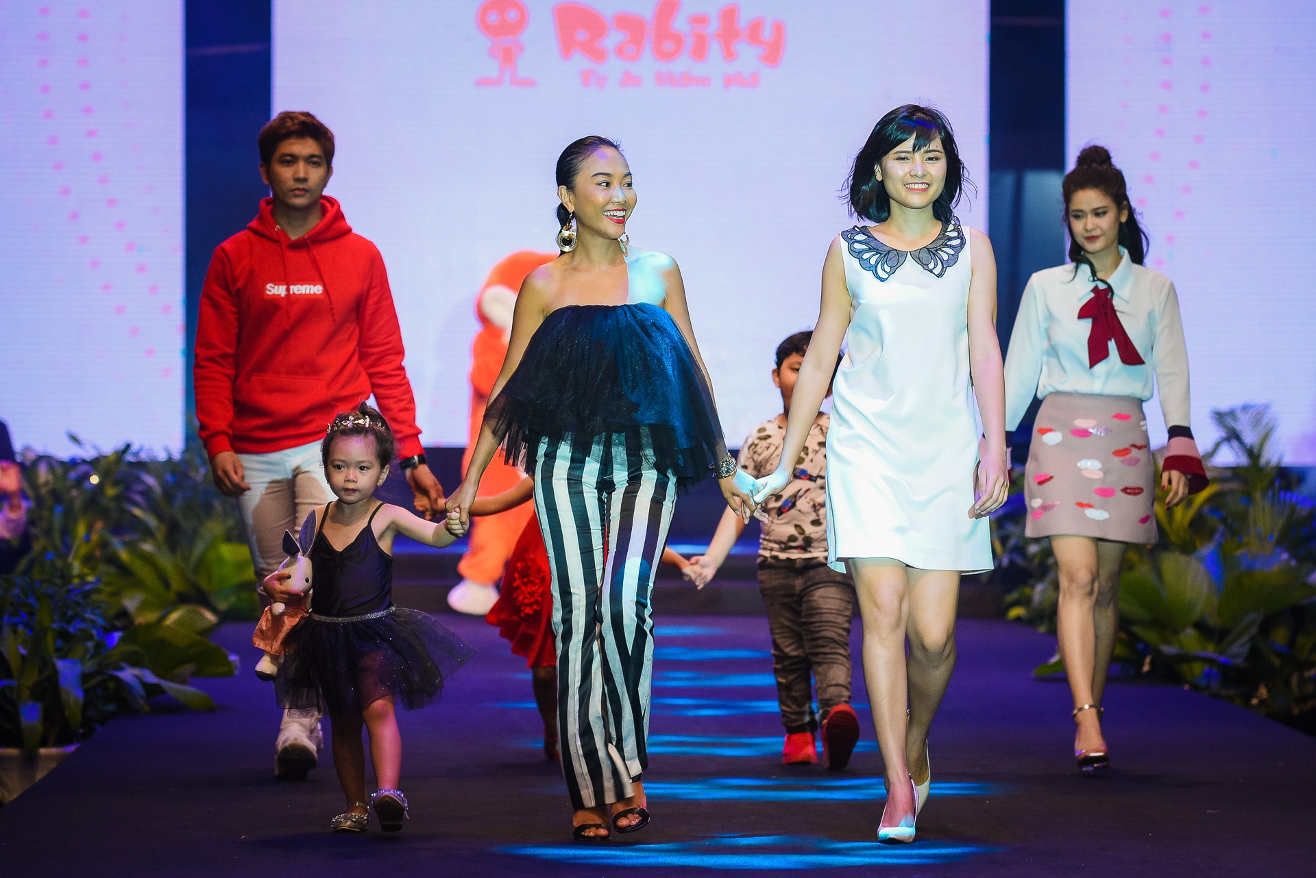 Con trai Truong Quynh Anh dien thoi trang anh 2