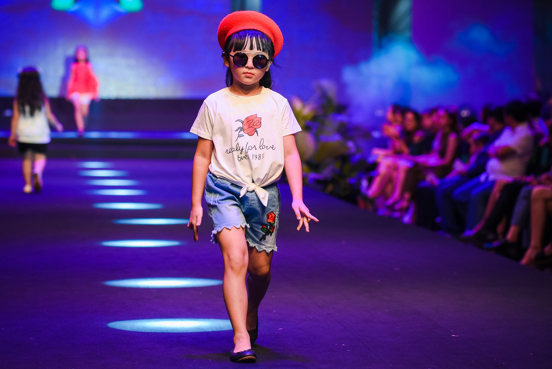 Nguoi mau nhi trinh dien chuyen nghiep hinh anh