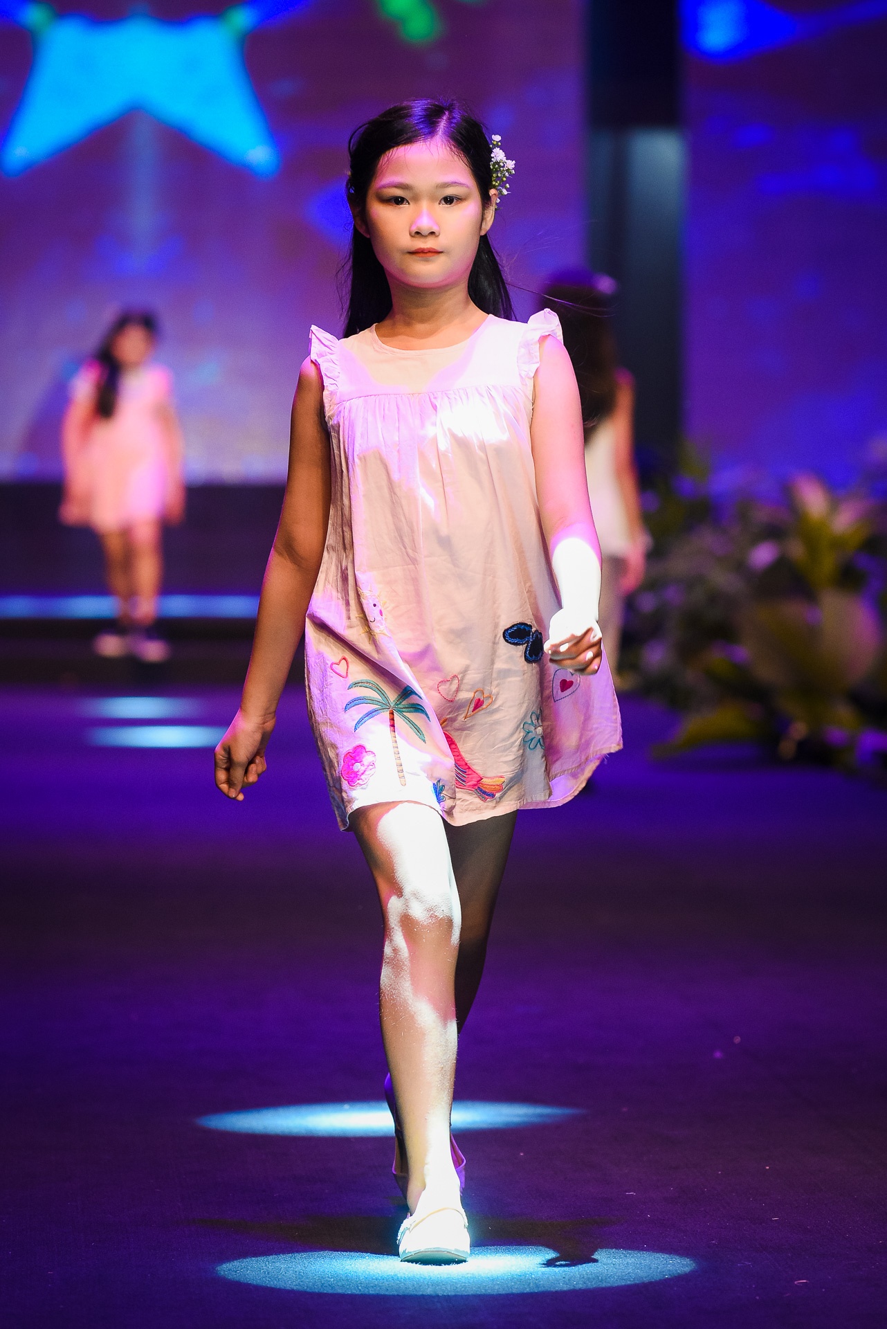 Con trai Truong Quynh Anh dien thoi trang anh 6