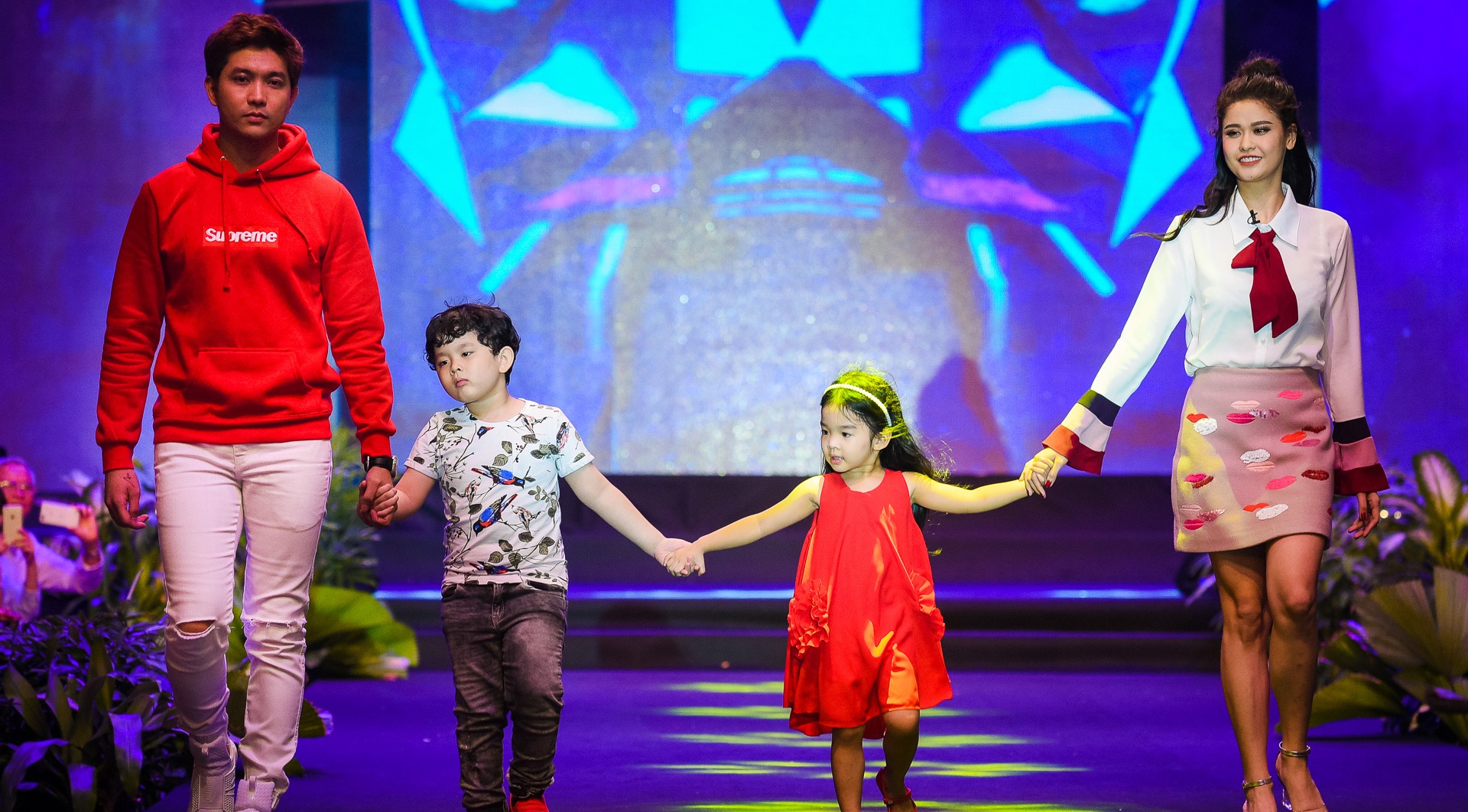 Con trai Tim nam tay con gai Xuan Lan dien thoi trang hinh anh