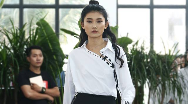 So mi duoc bien tau doc dao tren san thoi trang Viet hinh anh