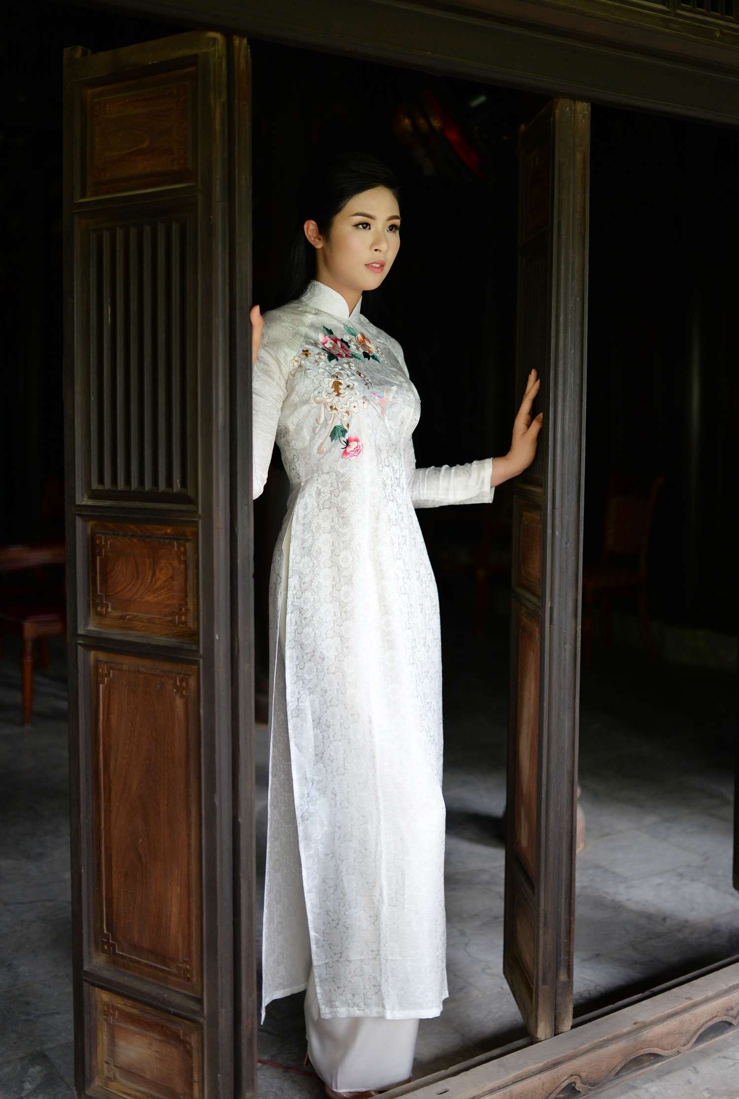 Ngoc Han duyen dang ao dai truyen thong anh 3