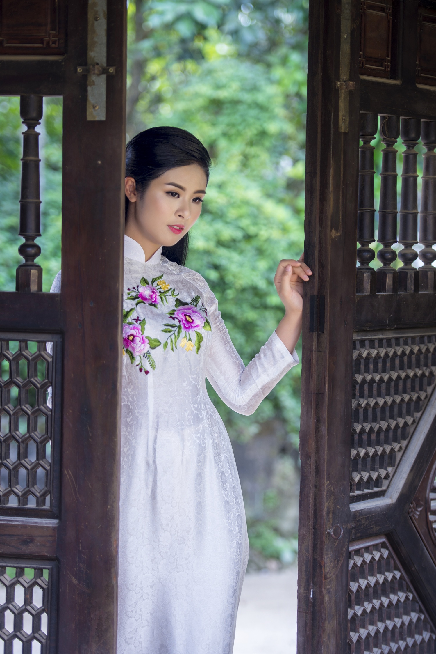Ngoc Han duyen dang ao dai truyen thong anh 4