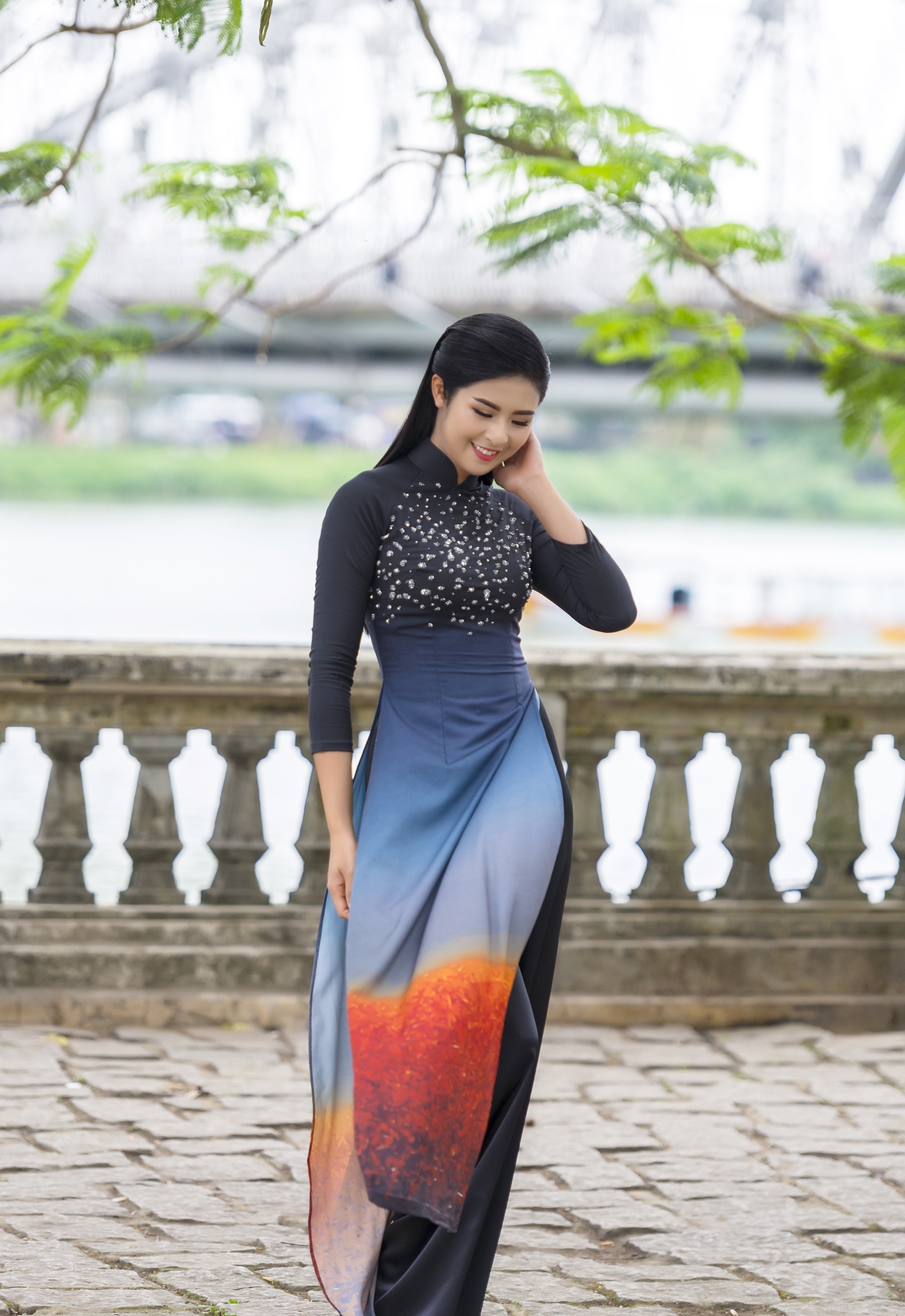 Ngoc Han duyen dang ao dai truyen thong anh 7