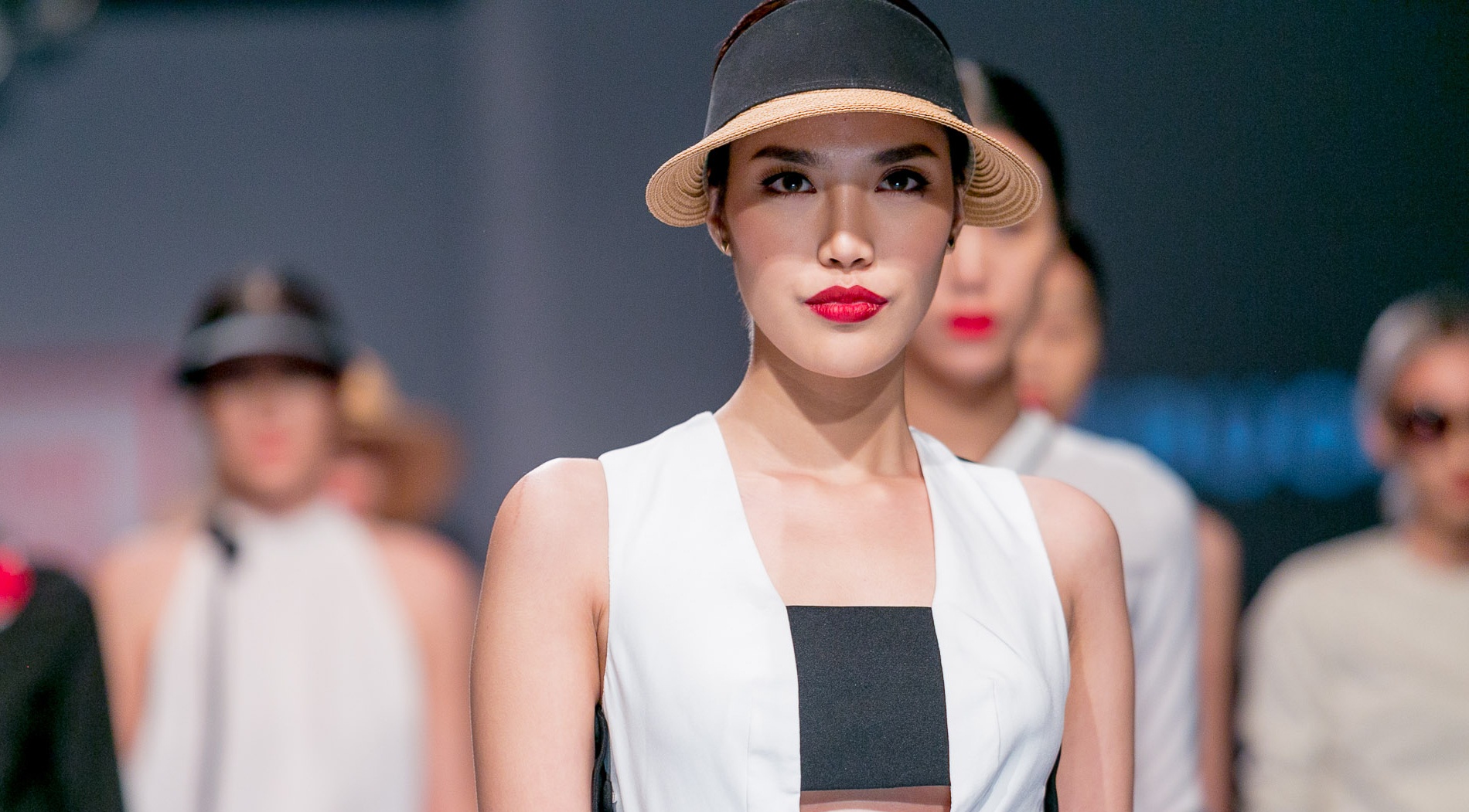 Mau Viet di xe hai banh len san dien thoi trang hinh anh