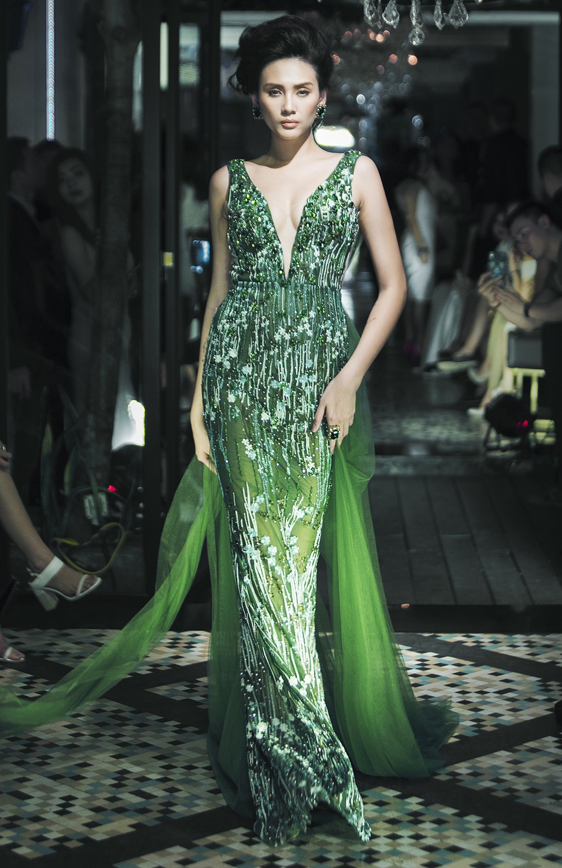 Vo Hoang Yen dien dam xe nguc sau dien thoi trang anh 1