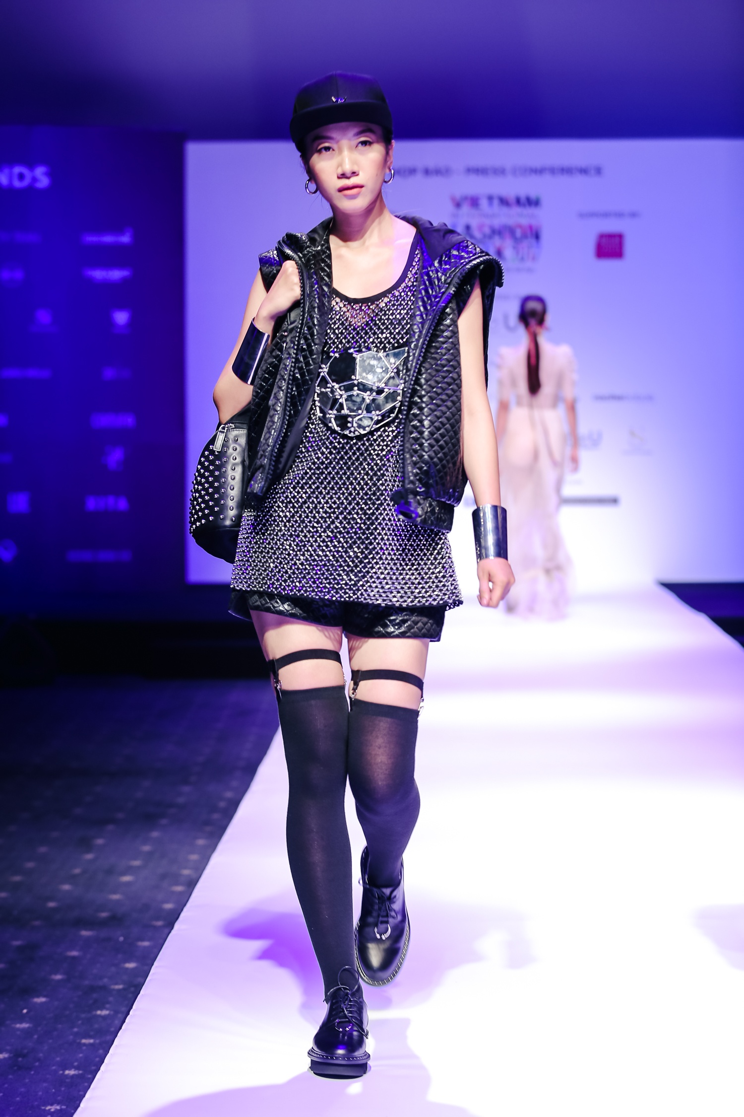 Hoang Thuy mac ca tinh o su kien anh 10