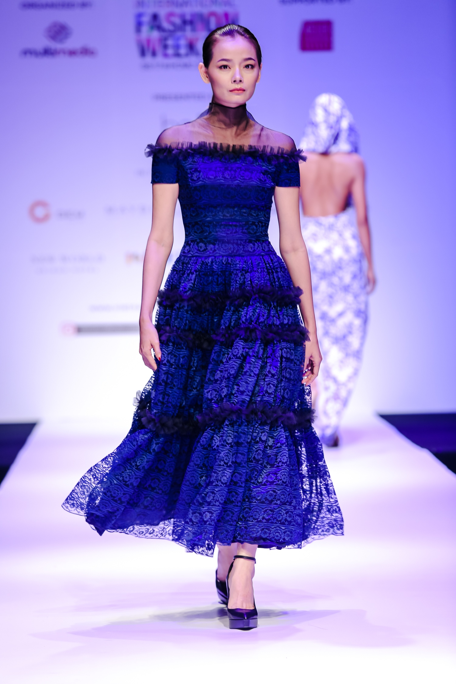 Hoang Thuy mac ca tinh o su kien anh 11