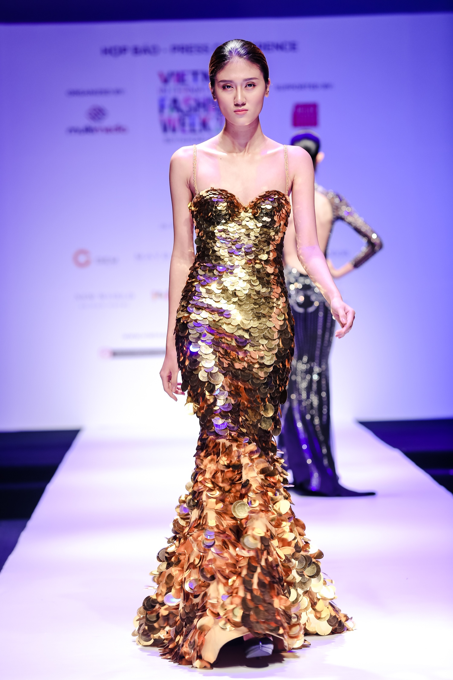 Hoang Thuy mac ca tinh o su kien anh 12