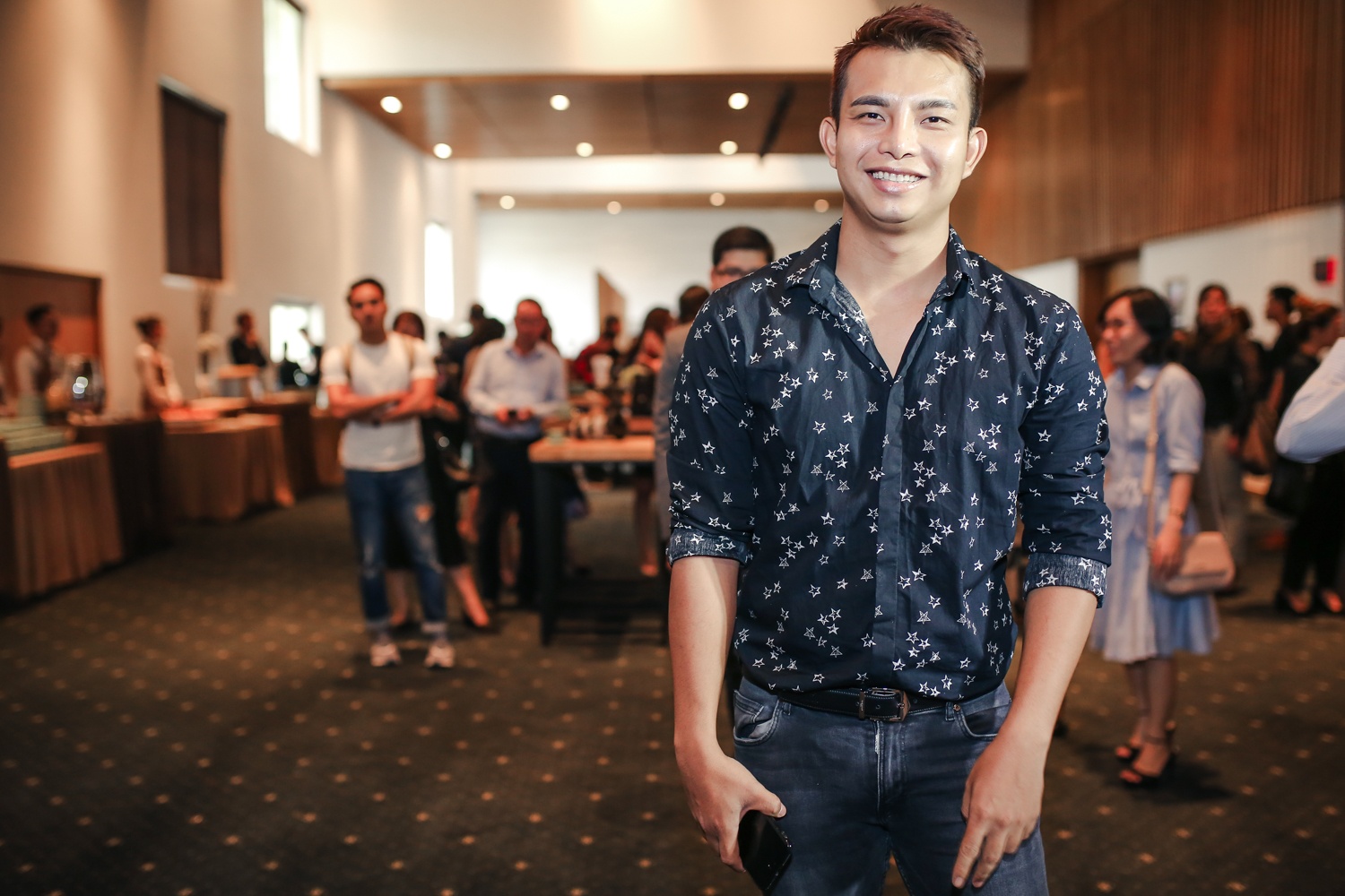 Hoang Thuy mac ca tinh o su kien anh 4