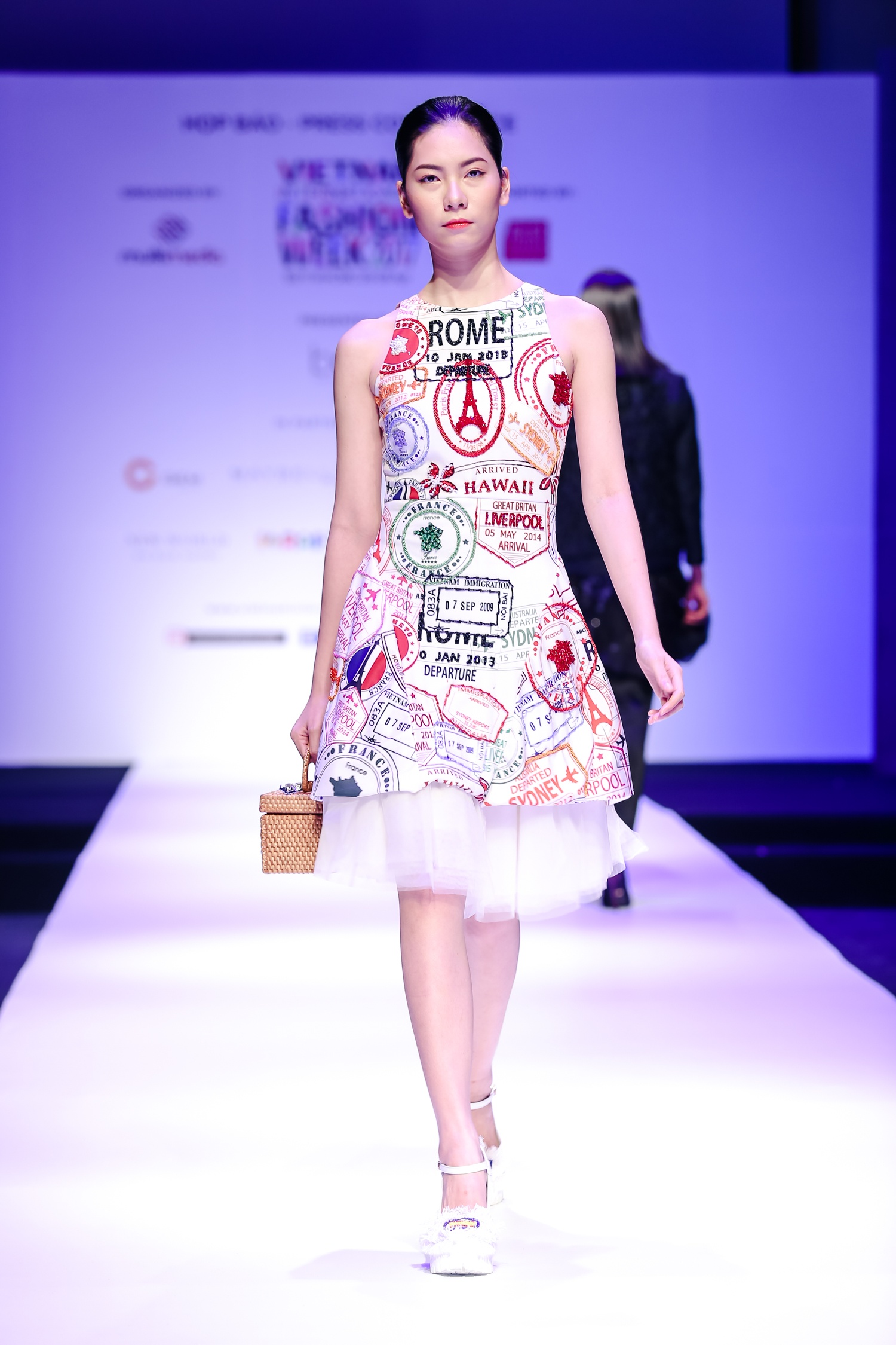 Hoang Thuy mac ca tinh o su kien anh 8