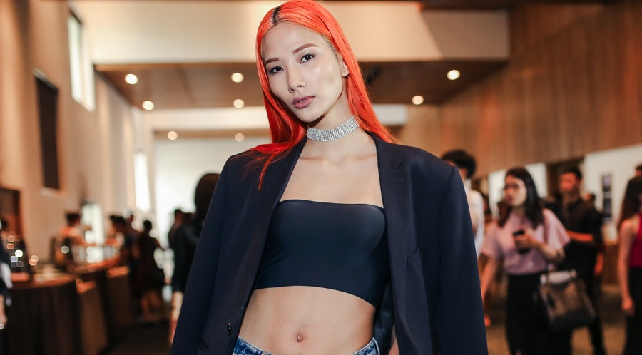 Hoang Thuy mac jeans rach tao bao o su kien hinh anh