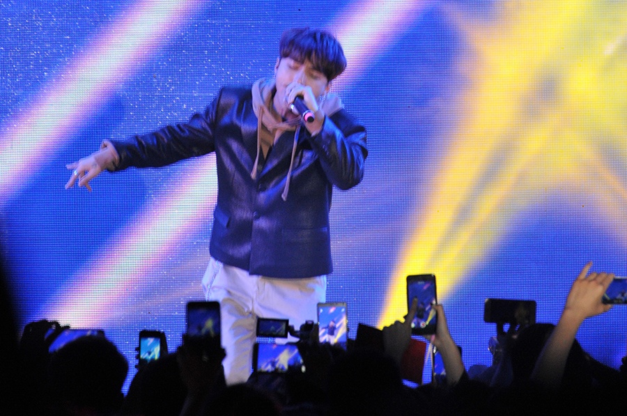 Sau buổi fansign Sơn Tùng 'lên đồng' với fan Hà Nội ảnh 1 Sau buoi fansign Son Tung 'len dong' voi fan Ha Noi anh 1