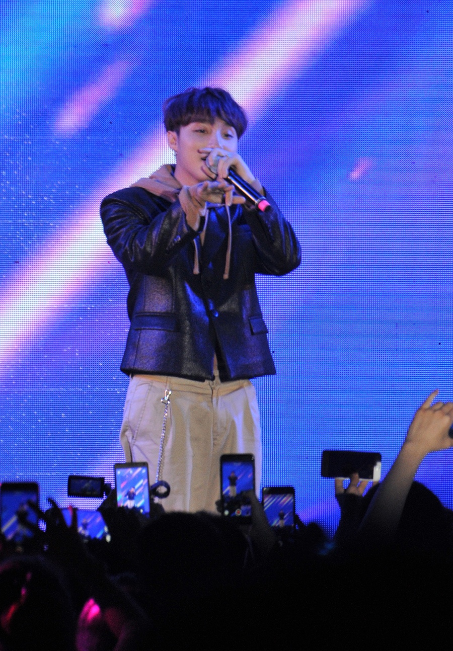 Sau buổi fansign Sơn Tùng 'lên đồng' với fan Hà Nội ảnh 2 Sau buoi fansign Son Tung 'len dong' voi fan Ha Noi anh 2