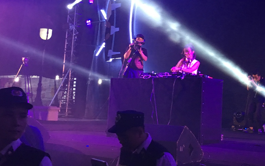 Sau buoi fansign Son Tung 'len dong' voi fan Ha Noi anh 5