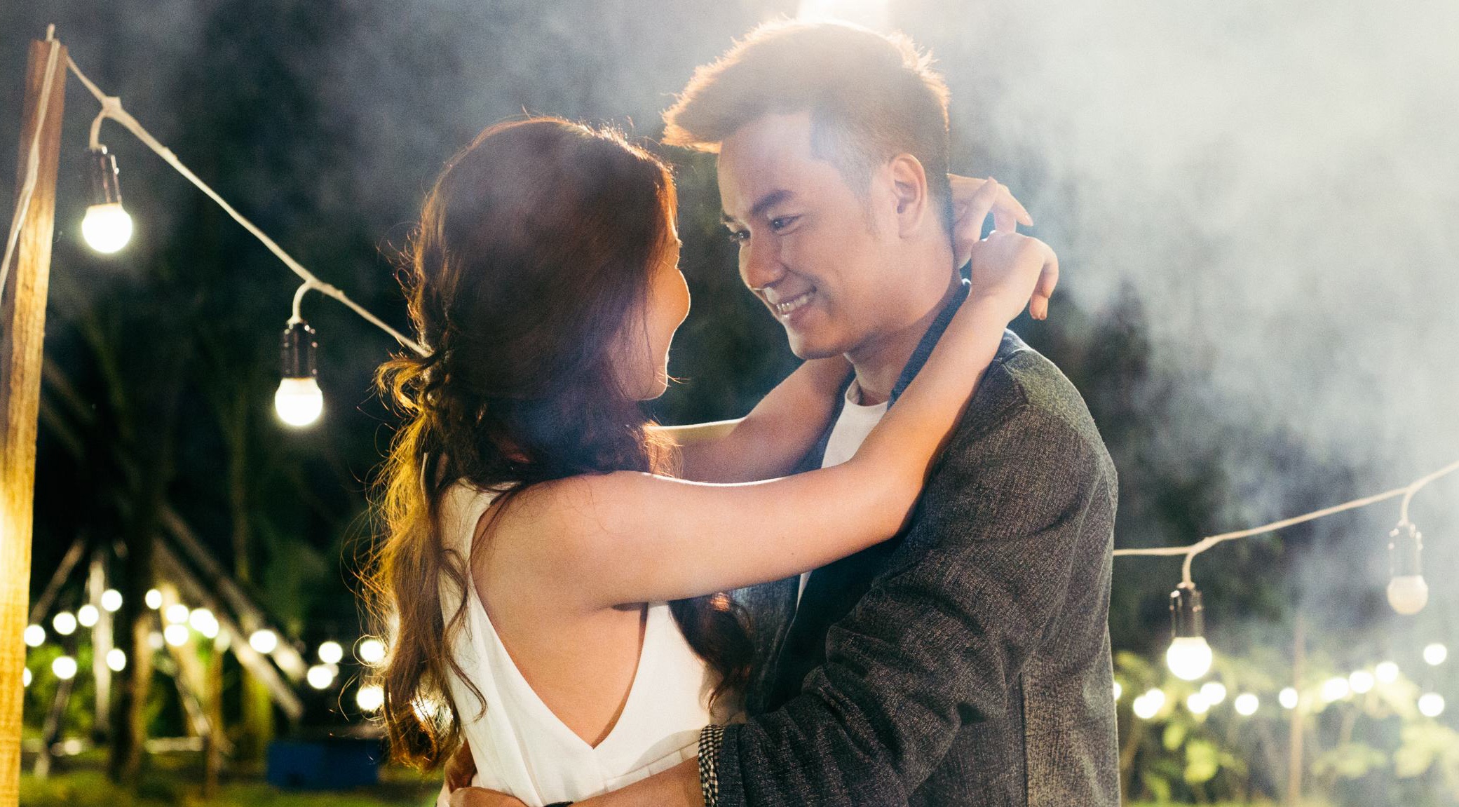 Vo Ha Tram than mat voi hot boy trong MV 'Them yeu' hinh anh